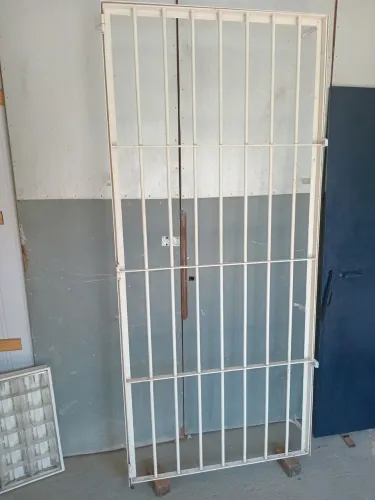 Grade de proteção para porta