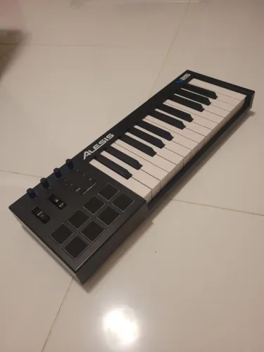Controlador Alesis V25