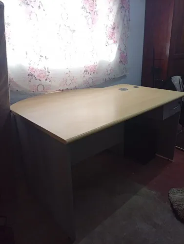 Mesa c/ 2 cadeiras ( escritório)