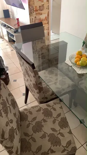 Vende-se mesa de madeira maciça de 6 lugares