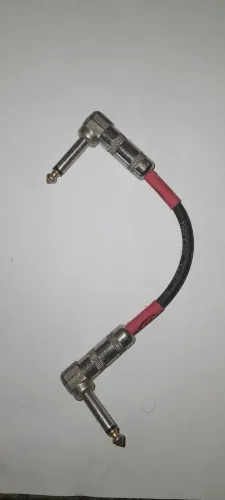 Cabo P10. Para guitarra, violão e contrabaixo.