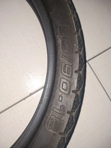 Pneu de moto traseiro