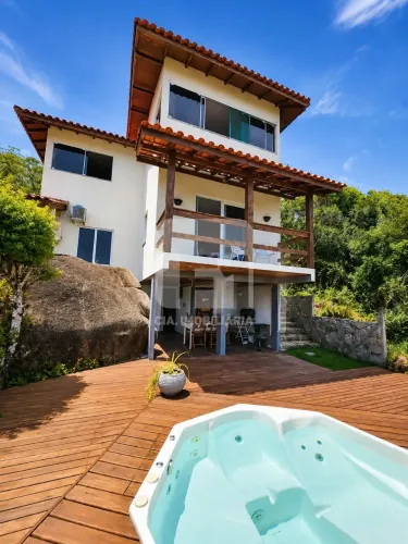 Casa de 3 dormitórios em condomínio no Cacupé
