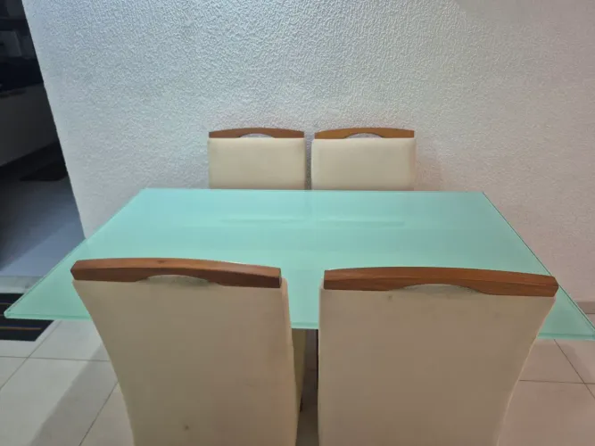 Mesa c quatro cadeiras.