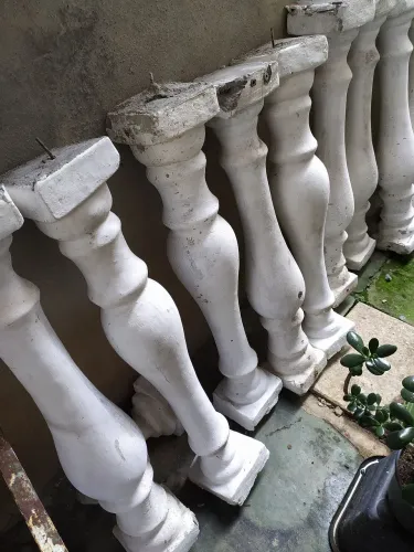 Lindos balaústres já pintados. Mede 84 cm de altura. 