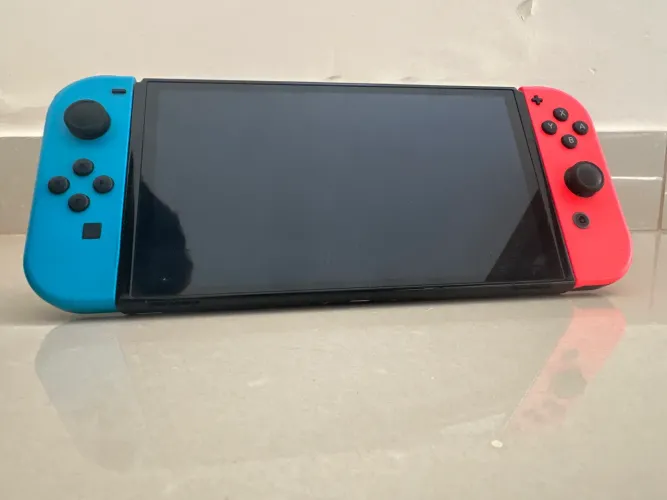 Nintendo Switch Oled com dock e encaixe para controles além de diversos jogos