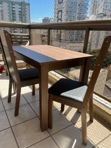 Mesa com 2 cadeiras