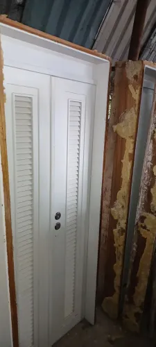 LINDA PORTA DE MADEIRA MACIÇA 2 FOLHAS DOBRAVEL COM PALHETAS PARA VENTILAÇÃO /// R$1500,00