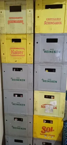 Vendo caixas com vasilhames