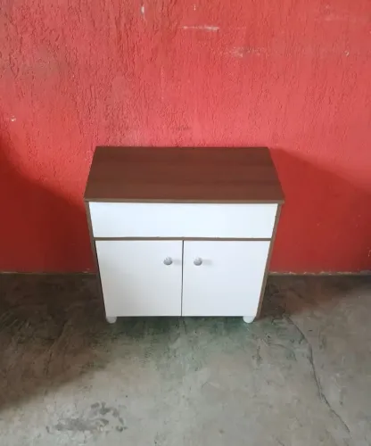 Aparador com gaveta esconderijo