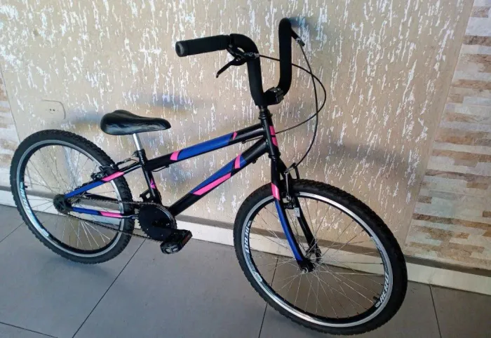 Bicicleta aro 24 novinha linda