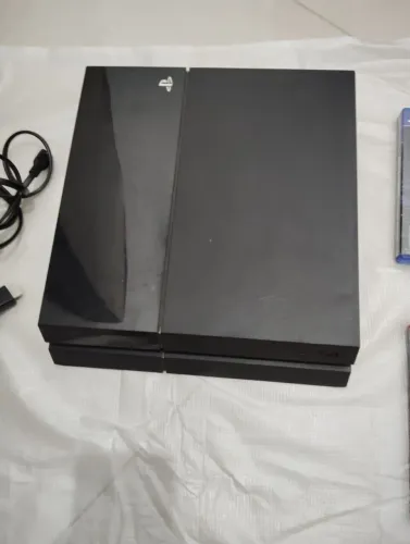 Vendo PlayStation 4 + 4 Jogos