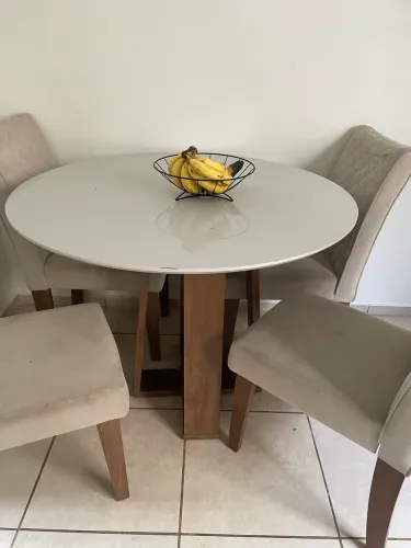 Mesa com 4 cadeiras 