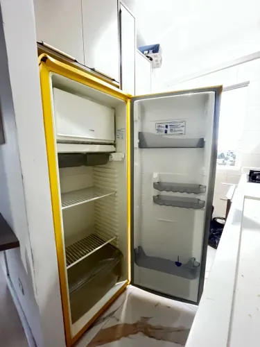 Vendo Geladeira, Air Fryer Nova, Estante e Mesa Gamer Preta