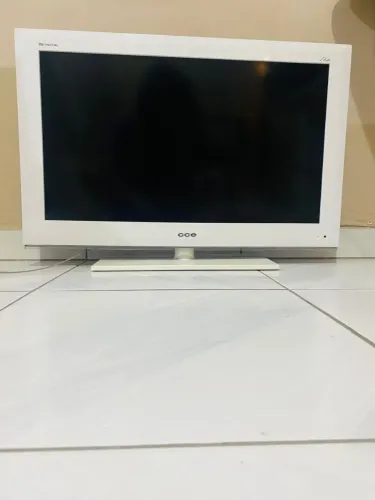 TV LCD CCE 24"