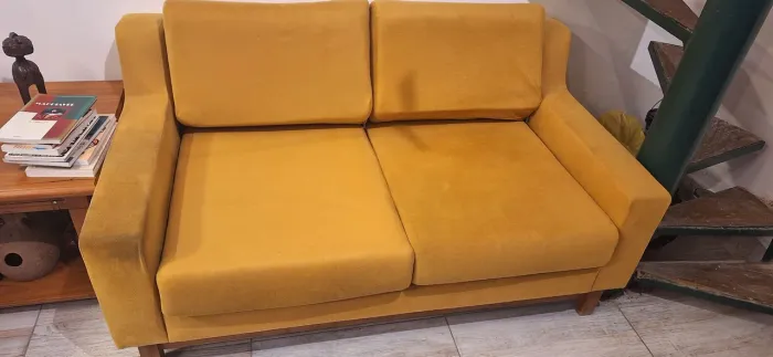 Sofá 2 Lugares Amarelo (1,45m) - Almofadas Soltas e Super Conservado