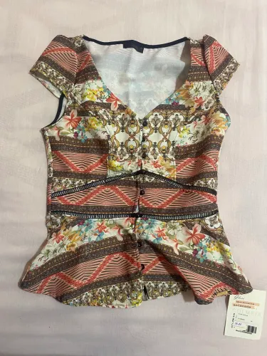 Blusinha estampada + saia verde | R$ 35 e R$ 30