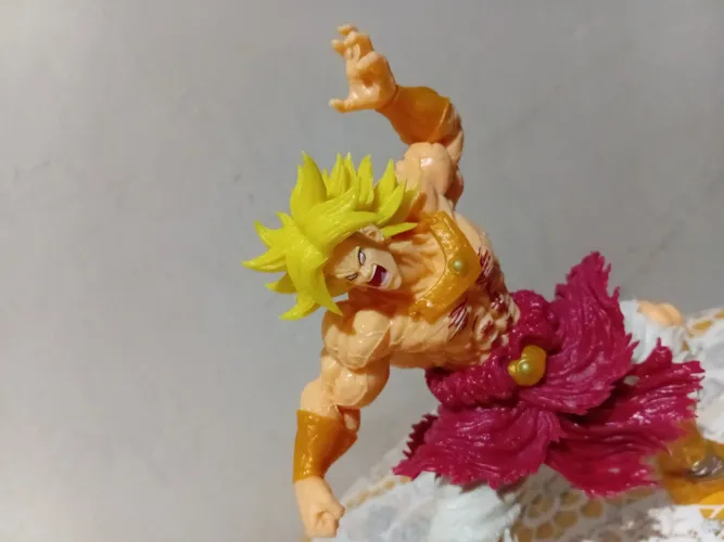 Action figure dragon ball (brolly)