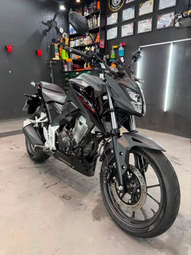 CB TWISTER 300cc com apenas 800km .