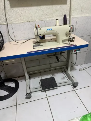 Vende-se duas máquina uma reta e um overloque telefone *