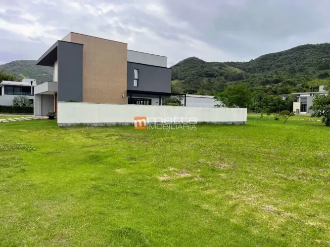 Terreno em Condomínio Fechado em Ratones Florianópolis com 417m² Face Norte