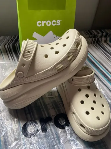 Crocs original plataforma bege