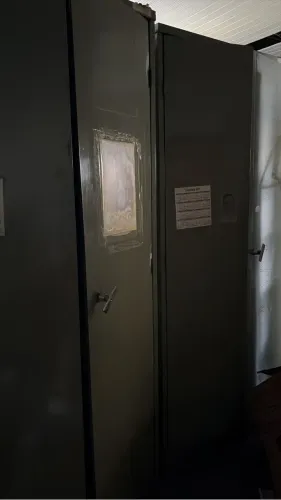 Armário de aço cinza, com duas portas