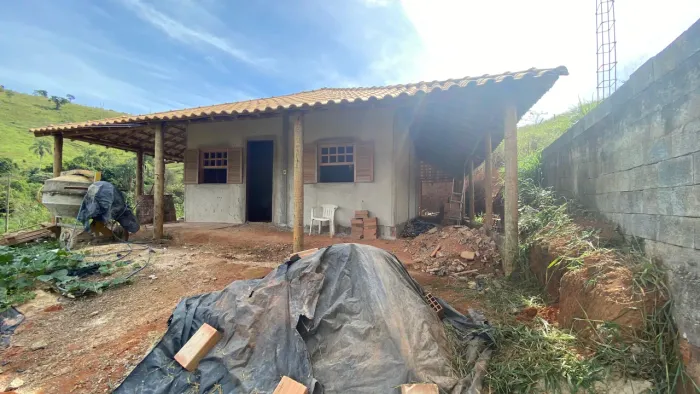Vende-se casa 60 %acabada na região pedra vermelha em moeda