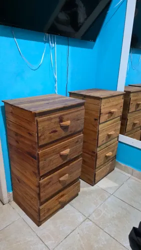 Cômoda de Madeira resistente com 4 gavetas