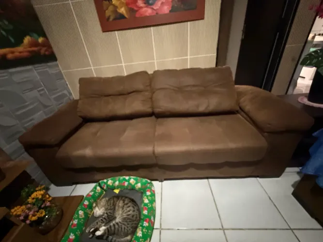 Sofá 3 lugares muito novo 