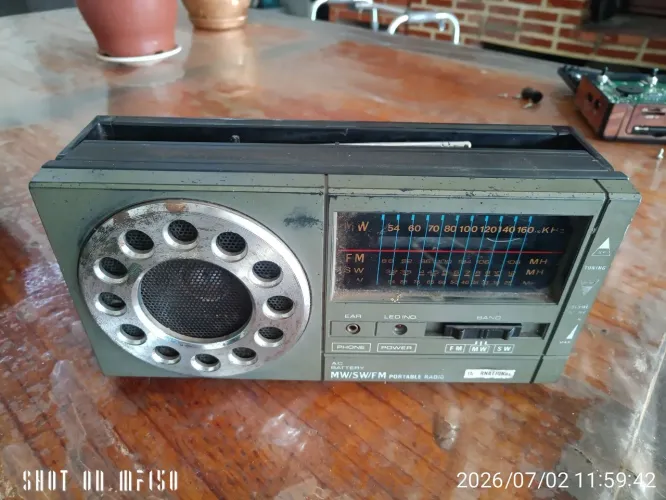 Vendo rádio National AM FM não funciona e pra coleção ou retirar peças mesmo