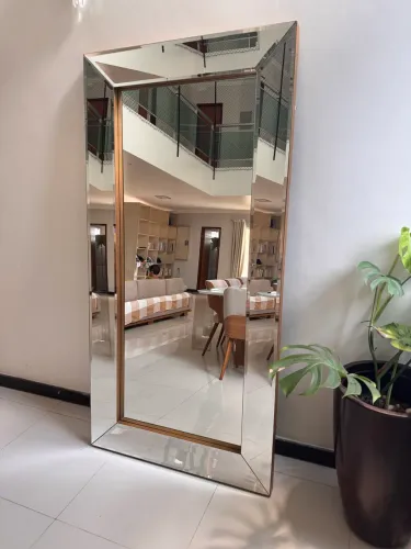 Espelho grande de chão com moldura espelhada bisotada - luxo e decoração