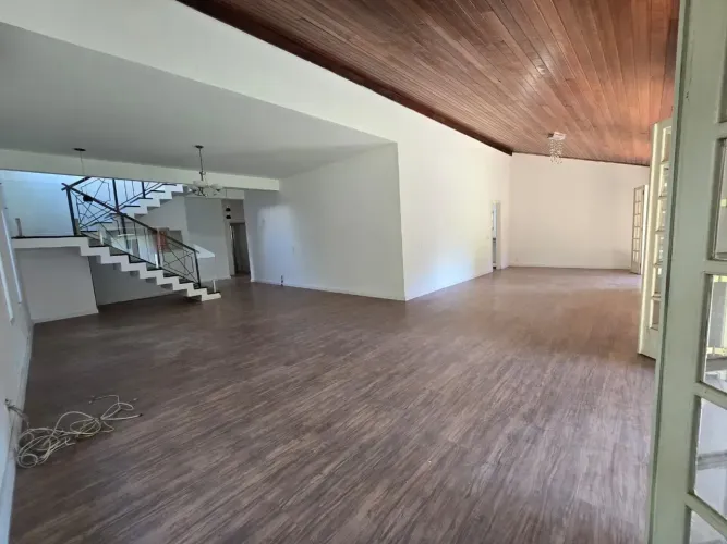 Bosque dos Esquilos, Casa com 5 quartos sendo 2 suítes Próx. Park Shopping de Jacarepaguá