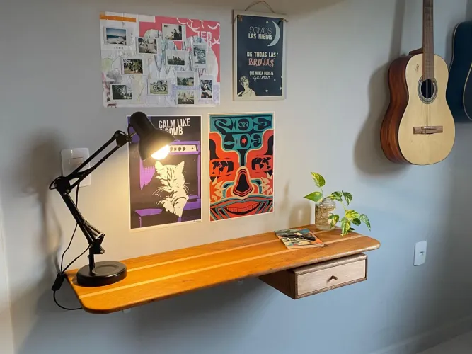 Mesa de estudo maciça