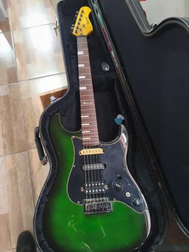 Guitarra Hurricane stratocaster