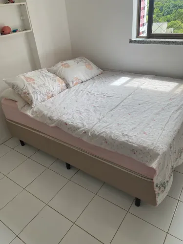 Cama Casal Estofada em Excelente Estado
