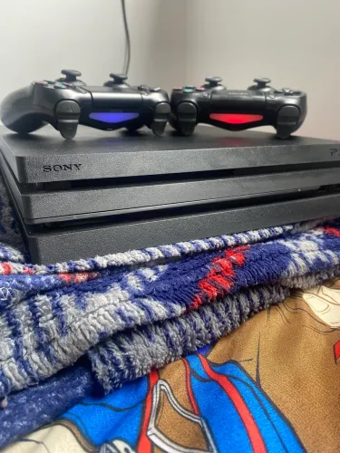 PS4 PRO 1 TB , 21 jogos físicos.
