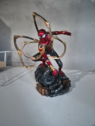 Estatua (não original) homem aranha guerra infinita