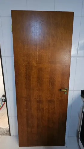 Porta de madeira reformada completa com maçaneta, fechadura e dobradiças (sem batente)