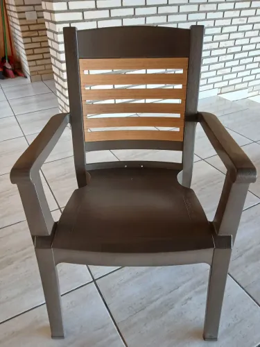 4 poltronas de plástico, modelo Winston, marca Grosfillex, conservadas 