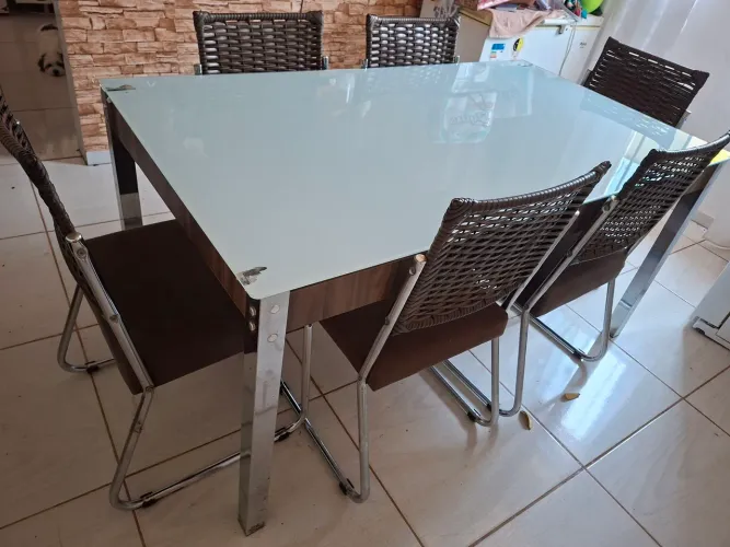 Mesa com tampo de vidro e 6 cadeiras