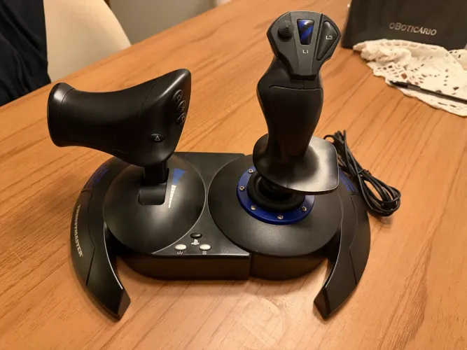 Joystick Thrusmaster T.Flight HOTAS 4 - PS5, PS4 e PC