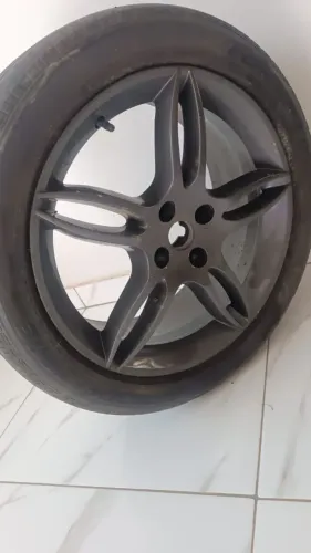 Vendo roda 17 com pneu ' Obs: Só tenho uma