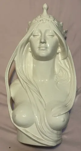 busto é uma peça de porcelana da marca Nadal