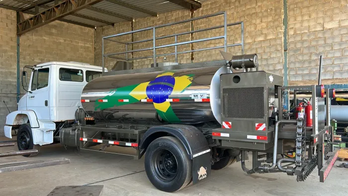 Caminhão espargidor 