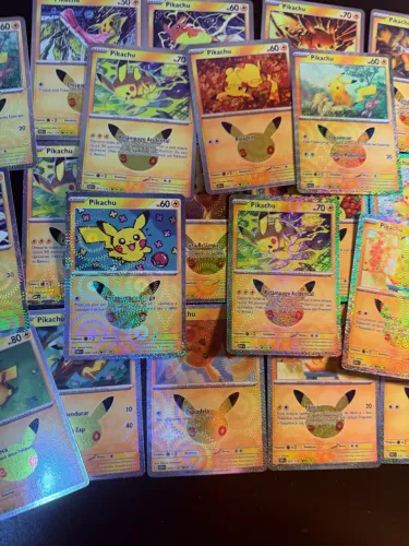 CARTA POKÉMON CELEBRAÇÕES 30 ano Pikachu