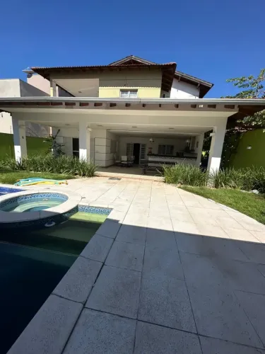 Casa em condomínio fechado para alugar com 4 suítes e armários planejados piscina  Jardim 