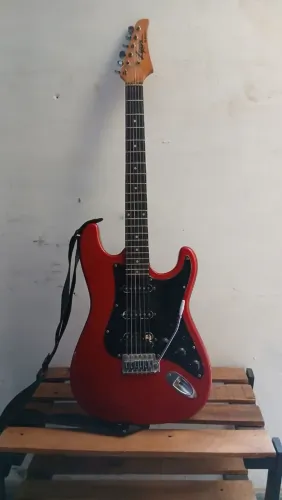 Guitarra stratocaster (semi nova)