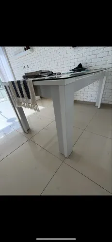 Mesa branca com tampo de vidro 