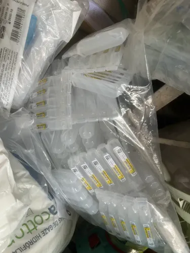 Vendo sonda ,luva , gases ,soro fisiológico